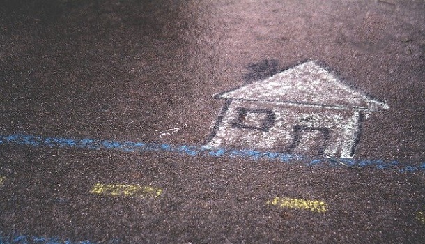 Räumlichkeiten - Das Bild zeigt ein mit Kreide auf die Straße gemaltes Haus.